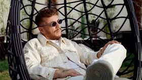 FLORIN CERCEL - OMUL BUN STA IN PICIOARE