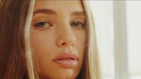 Stefy - Cand Adorm La Tine Ma Gandesc