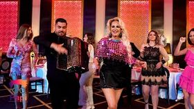 JULIA CHELARU SI ADRIAN DE LA BOBESTI - VREAU SA MA DISTREZ